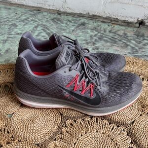 Men’s Nike zoom Winflo Grey Size 13